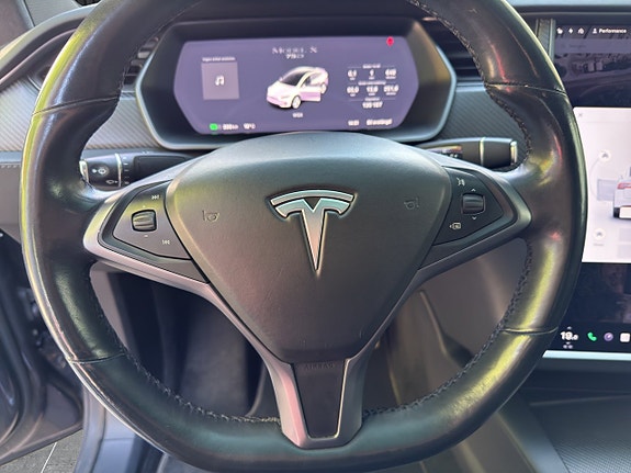 Tesla Model X 15 of 21