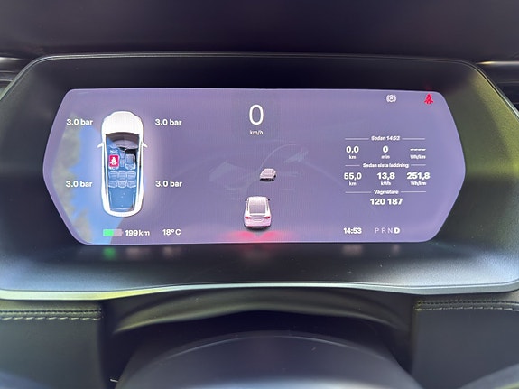 Tesla Model X 16 of 21