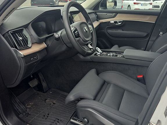 Volvo XC90 2 of 3