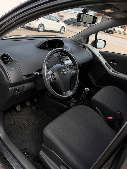 Toyota Yaris 7 of 10