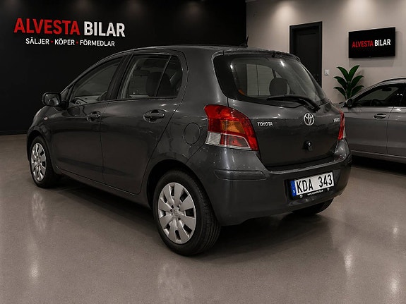 Toyota Yaris 3 of 10