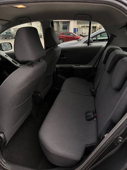 Toyota Yaris 6 of 10