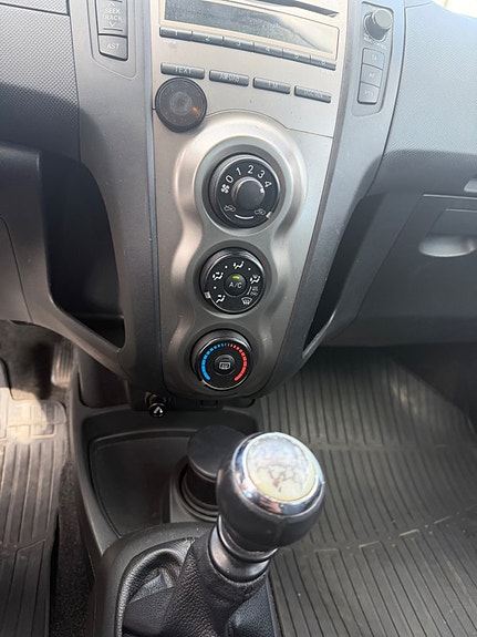 Toyota Yaris 8 of 10