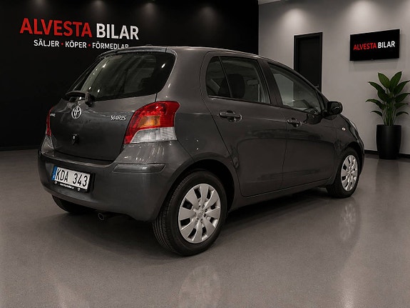 Toyota Yaris 4 of 10