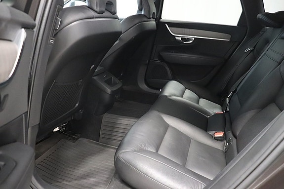 Volvo V90 Cross Country 8 of 13
