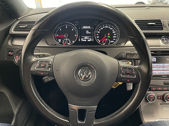 Volkswagen Passat 14 of 22