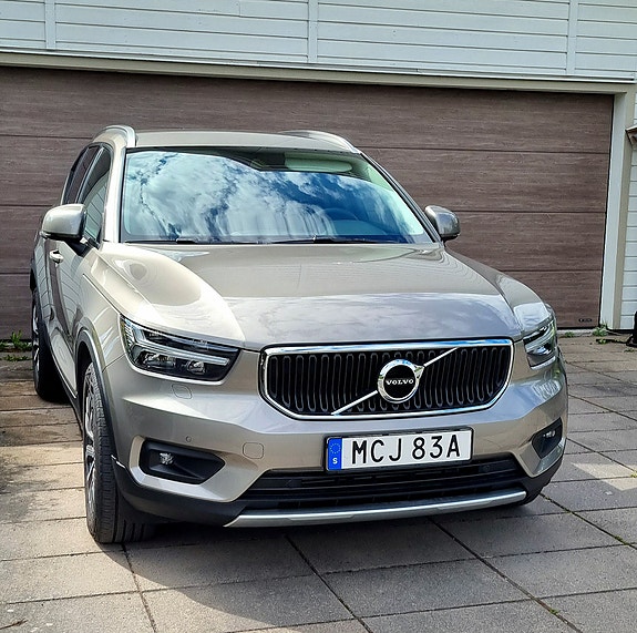 Volvo XC40 2 of 5