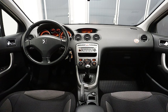 Peugeot 308 2 of 5
