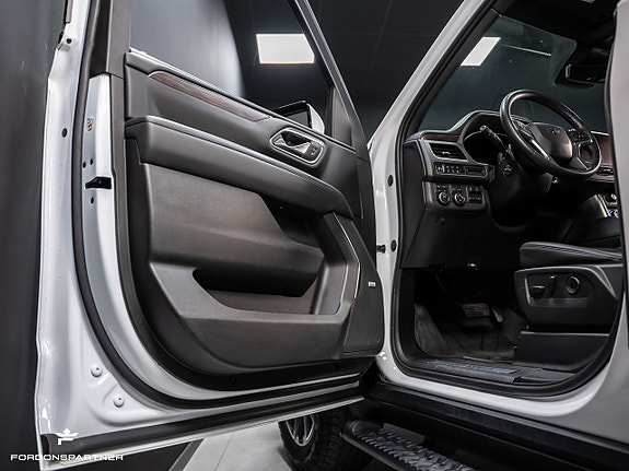 Chevrolet Suburban 16 of 30