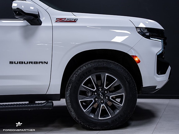 Chevrolet Suburban 10 of 30