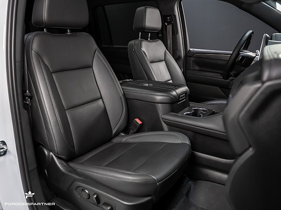 Chevrolet Suburban 28 of 30