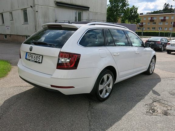 Skoda Octavia 2 of 5