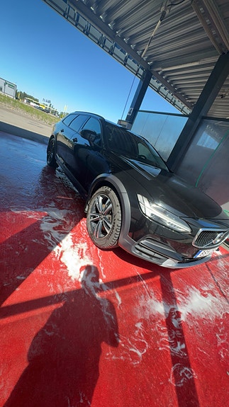 Volvo V90 Cross Country 2 of 3