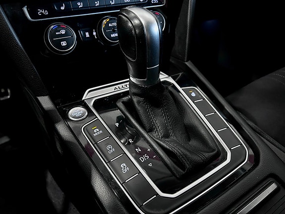 Volkswagen Passat Alltrack 17 of 22