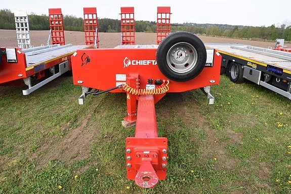 Chieftain 3-axl Lastbilskärra maskintransport 6 of 6