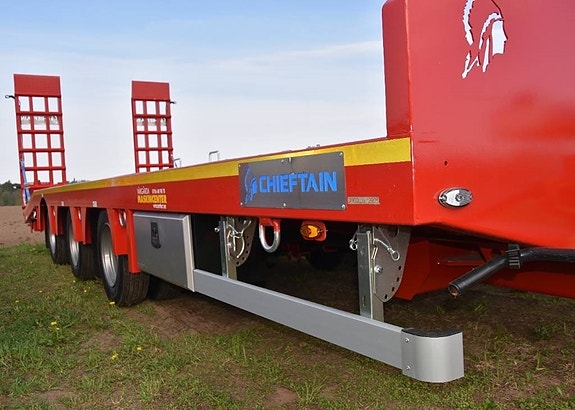 Chieftain 3-axl Lastbilskärra maskintransport 5 of 6