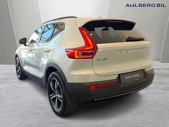 Volvo XC40 3 of 5