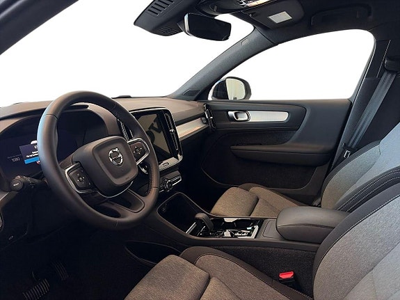 Volvo XC40 8 of 19