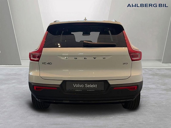 Volvo XC40 4 of 5