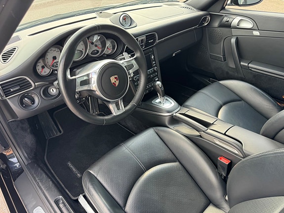 Porsche 911 Carrera 4S 7 of 18