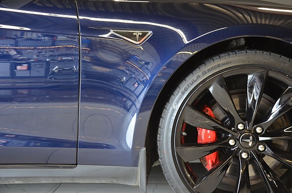 Tesla Model S 8 of 19