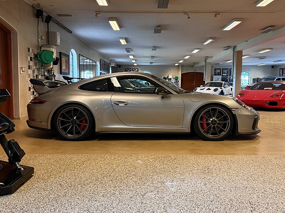 Porsche 911 4 of 5