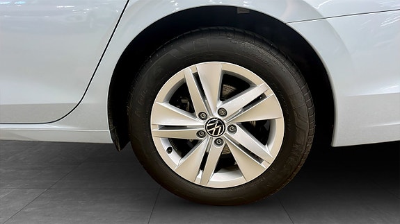 Volkswagen Golf VIII 6 of 12