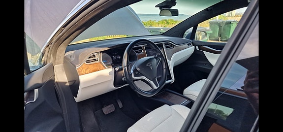 Tesla Model X 2 of 4