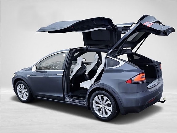 Tesla Model X 3 of 4