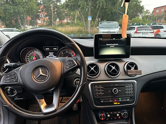 Mercedes-Benz CLA200 8 of 11