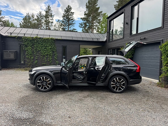 Volvo V90 Cross Country 2 of 5