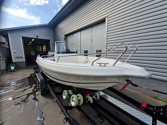 Uttern S52 Mercury 60 EFI -02 7 of 7