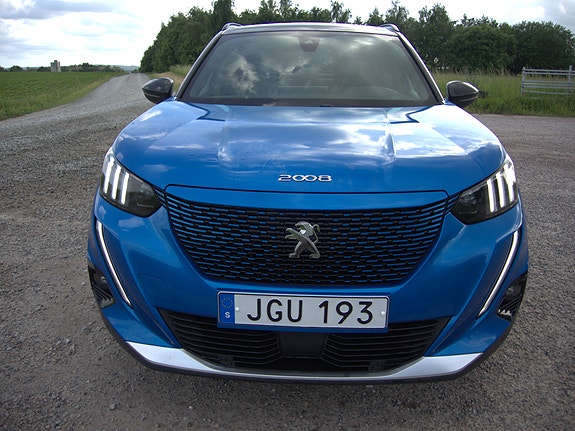 Peugeot e-2008 2 of 5