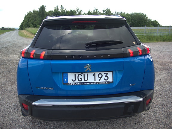 Peugeot e-2008 3 of 5