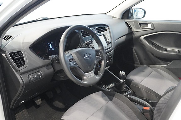 Hyundai i20 2 of 5