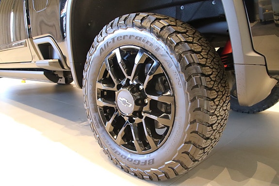 Chevrolet Silverado 2500 2 of 5