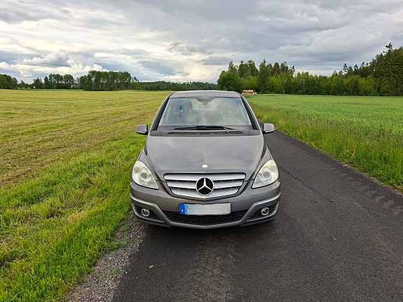 Mercedes-Benz B170 2 of 5