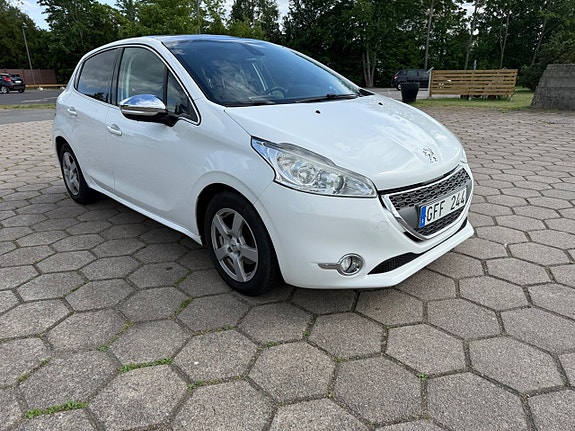 Peugeot 208 2 of 13