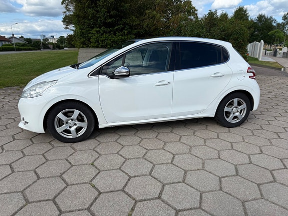 Peugeot 208 3 of 13
