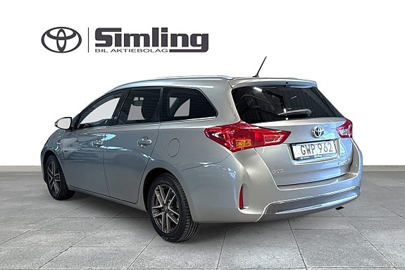 Toyota Auris 2 of 5
