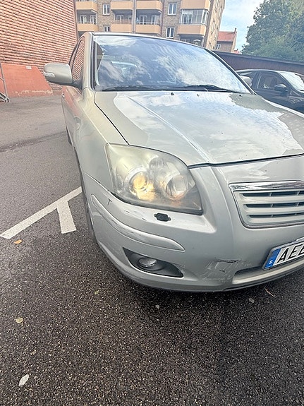 Toyota Avensis 2 of 5