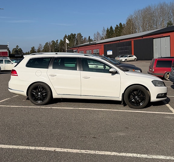 Volkswagen Passat 2 of 3
