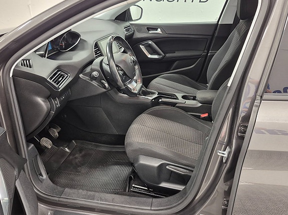 Peugeot 308 SW 2 of 7