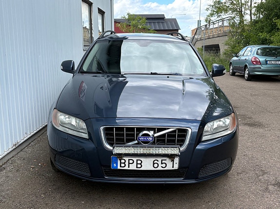 Volvo V70 3 of 17