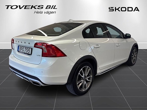 Volvo S60 Cross Country 3 of 5