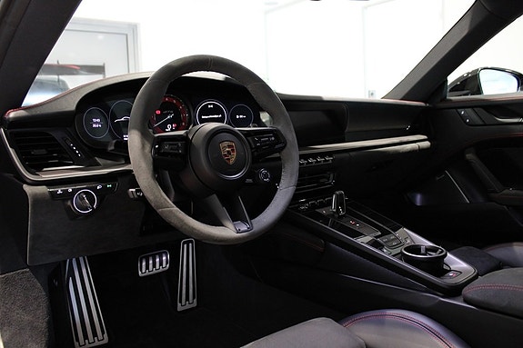 Porsche 911 Carrera GTS 3 of 5