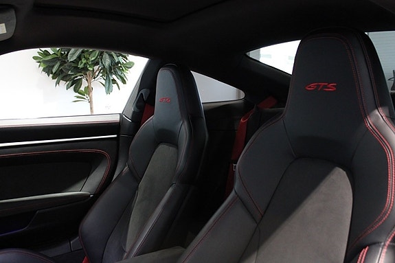 Porsche 911 Carrera GTS 4 of 5