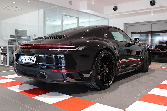 Porsche 911 Carrera GTS 2 of 5
