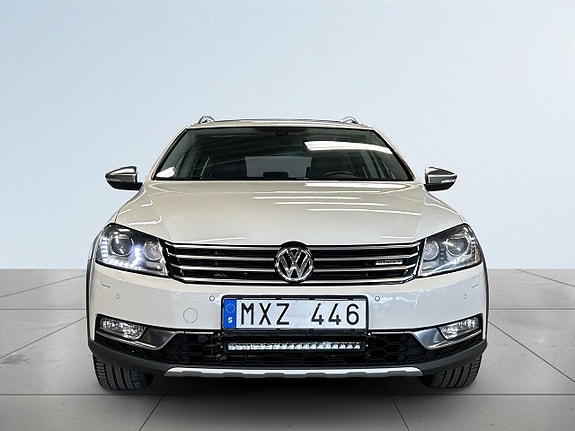 Volkswagen Passat Alltrack 2 of 5