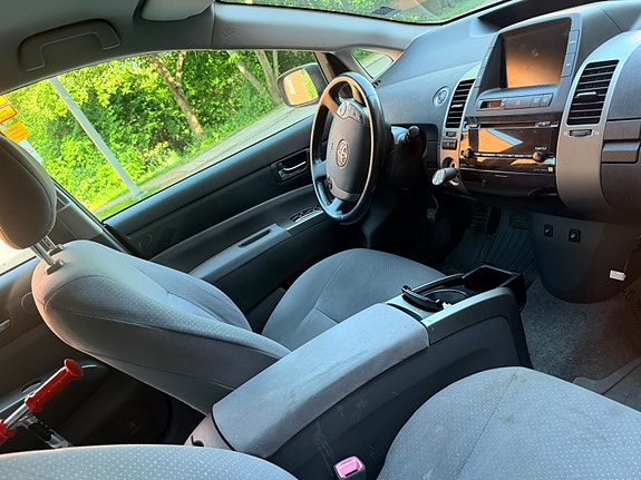 Toyota Prius 4 of 5